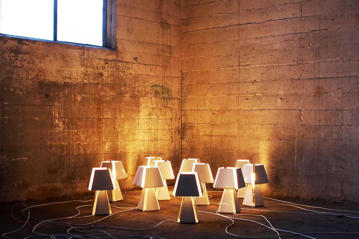 Fas <br />
Table lamp in powder coated steel<br />
Produced by <a target="blank" href="http://www.manufacturascelda.com">Celda</a>.